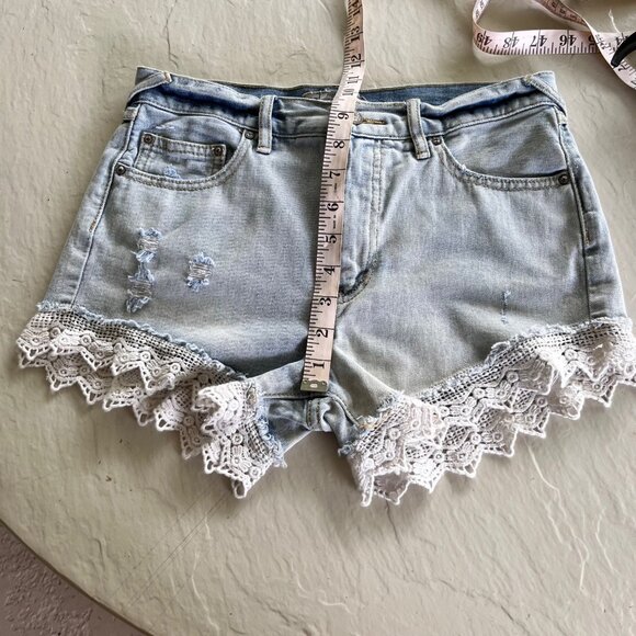 Free People Crochet Lace Trim Denim Jean Shorts Size 25 - Picture 8 of 9